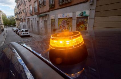 Nueva baliza V16 de emergencia para vehículos, colocada encima de un turismo. 