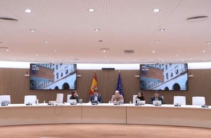 El secretario de Estado de Trabajo, Joaquín Pérez Rey, durante una reunión con representantes sindicales para abordar la subida del salario mínimo interprofesional