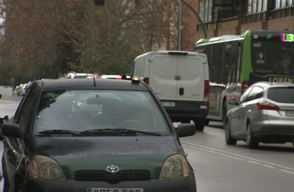 Coche con la baliza encendida en Cáceres