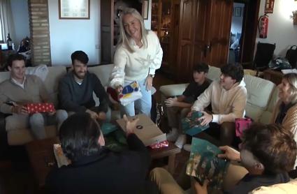 Familia celebrando la Navidad y entregándose regados