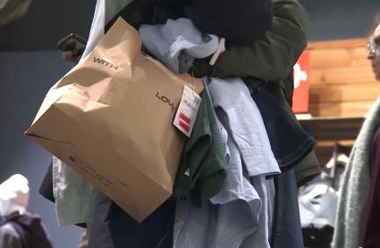 Persona con bolsas tras realizar unas compras