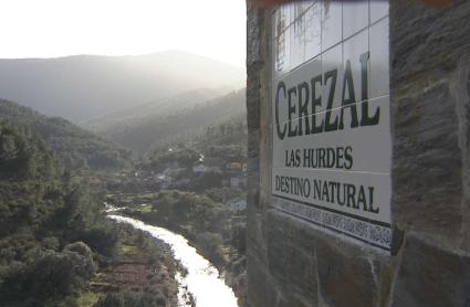 Cartel de Cerezal, donde la Guardia Civil busca a un hombre desaparecido