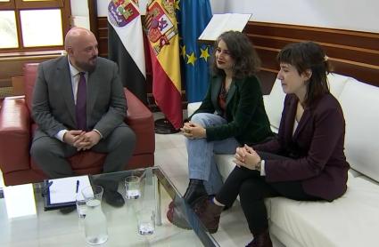 El presidente de la Asamblea de Extremadura, Manuel Naharro, reunido con con las diputadas de Unidas por Extremadura, Irene de Miguel y Nerea Fernández, a 5 de febrero de 2026