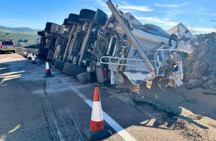 Camión volcado en la carretera que une Almendralejo con Palomas