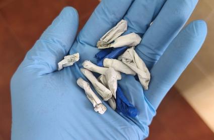 Papelinas encontradas en la cuneta por la Guardia Civil