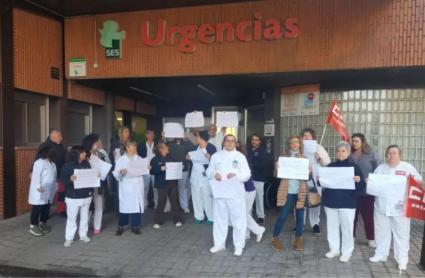 Celadores se manifiestan a las puertas del Hospital Campo Arañuelo en una imagen de archivo