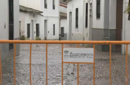 Calle cortada en Burguillos del Cerro