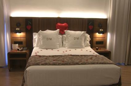 Habitación de hotel preparado para una celebración de San Valentín