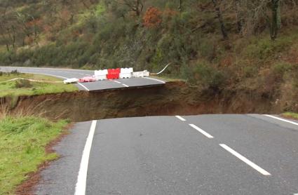 Imagen del socavón en la carretera que une Logrosán y Cañamero