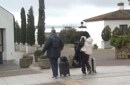 Turistas con maleta en un alojamiento rural de la región