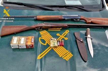 Armas y objetos intervenidos por la Guardia Civil durante la operación