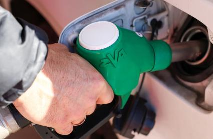 Una persona reposta en una gasolinera, a 26 de diciembre de 2024