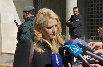 Verónica Guerrero, abogada de la familia de Francisca Cadenas, atiende a los medios antes de entrar en el Juzgado de Villafranca de los Barros