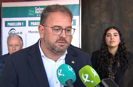 Antonio Rodríguez Osuna, alcalde de Mérida, atendiendo a los medios de comunicación