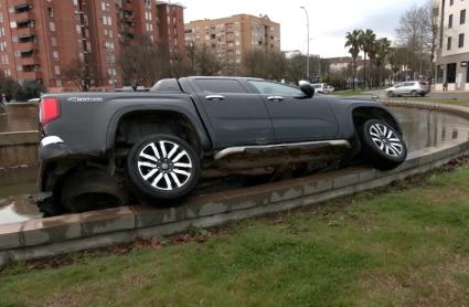 Vehículo accidentado en la rotonda Isabel de Portugal en Badajoz