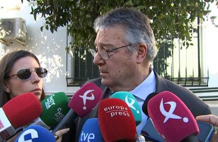 José Duarte, abogado, atiende a los medios de comunicación