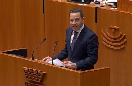 Óscar Fernández, portavoz de Vox Extremadura, durante la sesión de investidura de María Guardiola