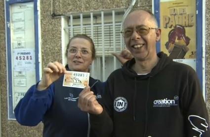 Ana Belén y José, propietarios de la Administración, muestran un décimo agraciado