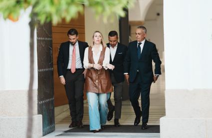 Un acuerdo, ha explicado la presidenta de la Junta en funciones, María Guardiola, formado por 74 medidas en las que ambos partidos han acercado posturas "más allá de las diferencias ideológicas". 