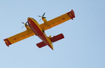 Un avión anfibio apaga fuego del Ejército de Aire en una imagen de archivo