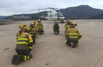 Efectivos de la Brigada de Refuerzo en Incendios Forestales en Pinofranqueado se preparan para actuar en el incendio