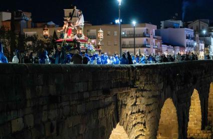 Procesión de las Tres Caídas a su paso por el Puente Romano de Mérida