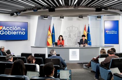 La ministra de Igualdad, Ana Redondo, y la ministra de Inclusión, Seguridad Social y Migraciones de España, Elma Saiz