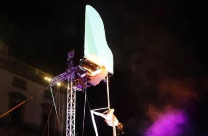 Piano suspendido en el aire durante la celebración de los 100 años del Gran Teatro de Cáceres