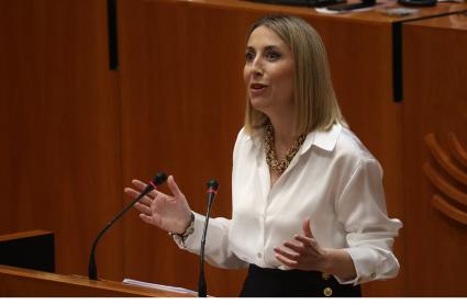 La candidata a la Presidencia de la Junta de Extremadura, María Guardiola, pronuncia su discurso de investidura, en el Hemiciclo de la Asamblea de Extremadura, a 21 de abril de 2026, en Mérida, Extremadura (España)