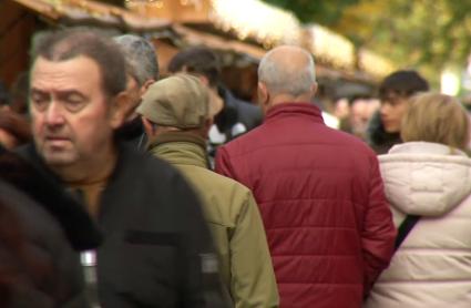 Cacereños andando por el Paseo de Cánovas