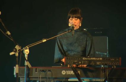 Chloé Bird durante su actuación en Plasencia