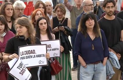 Protesta en Cáceres en contra de la proliferación del turismo y la cesión de espacios públicos el viernes 10 de abril de 2026