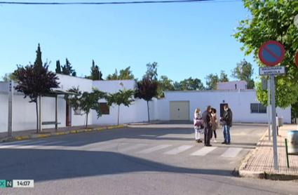 Los vecinos de esta pedanía pacense viven con cierta preocupación los dos positivos por coronavirus. Un grupo de vecinos conversa en una calle de Sagrajas manteniendo la distancia interpersonal y con mascarillas.