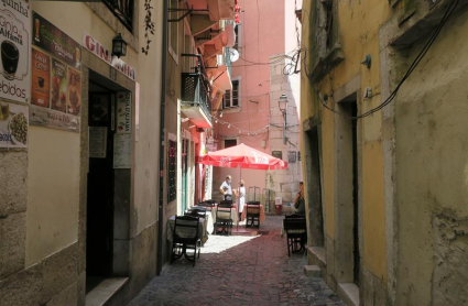 Calle vacía en el barrio lisboeta de Alfama