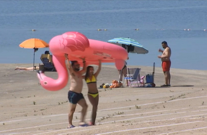 Primeros bañistas de la temporada que se han acercado a la playa de Orellana.