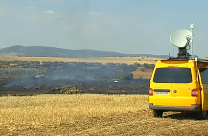 Furgoneta del plan INFOEX frente a un incendio