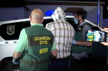 El detenido sale de su domicilio para volver al cuartel de la Guardia Civil de Zafra