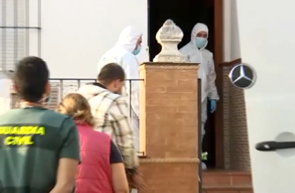 El detenido acude a la cuarta reconstrucción en su vivienda. Al fondo, los agentes de Criminalística de la Guardia Civil