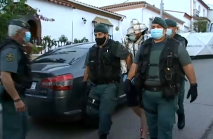 Llegada del detenido a su casa custodiado por los agentes