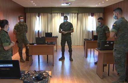 Rastreadores militares recibiendo instrucciones hoy en la Base Menacho 