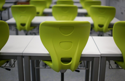 Imagen del aula de un colegio, sin alumnos ni profesores