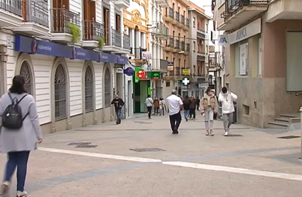 Almendralejo sale del confinamiento, pero tendrá restricciones de aforo al menos hasta el 18 de noviembre. Céntrica calle peatonal de Almendralejo en la que pasean varios ciudadanos.