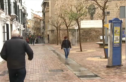 Las pruebas de antígenos empezarían a realizarse a los almendralejenses después ya de este Puente. Varios vecinos de Almendralejo pasean por una céntrica calle peatonal de la localidad.