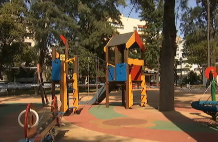 Espacio de juegos infantiles en el céntrico parque pacense de Castelar.