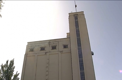 Edificio principal de uno de los dos silos de Don Benito que salen a subasta.