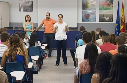 Maestra impartiendo clase en la región