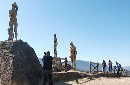 Turistas este fin de semana en 'El Mirador de la Memoria', en el término municipal de El Torno.