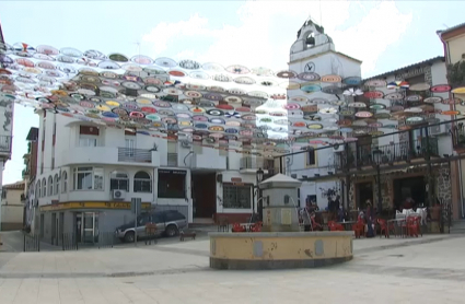 Plaza de Valdecballeros con sus toldos de ganchillo