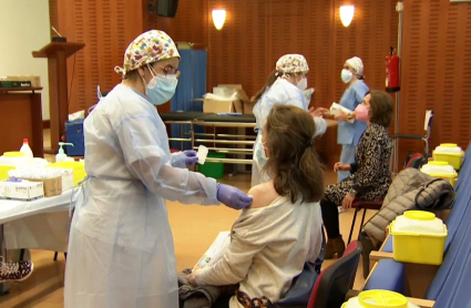 Extremeñas menores de 60 años recibiendo la primera dosis de la vacuna de Astrazeneca.