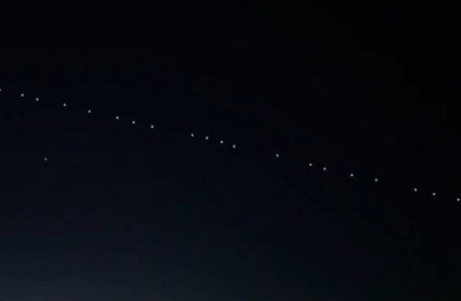 Satélites cruzando el cielo